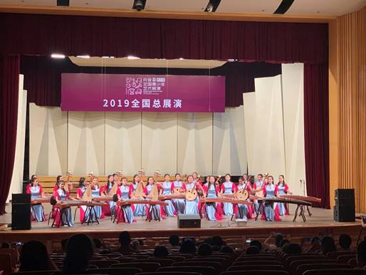 说明: C:\Users\jiang\Desktop\报送招生宣传材料\各公司\2022招生宣传材料\太阳成集团tyc122cc招生宣传\办学特色、办学实力和师生风采图片\“玲珑指尖弹拨乐团”荣获2019年“央音”全国青少年艺术展演金奖.jpg